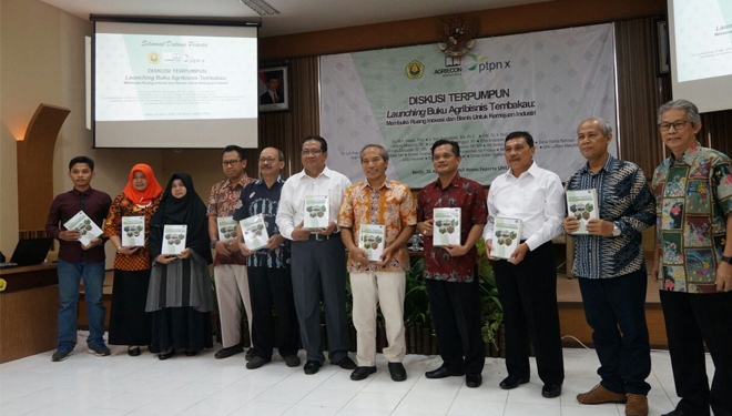 Peluncuran buku 'Agribisnis Tembakau' yang disusun oleh Kelompok Riset AgriEcon Universitas Jember (Unej). (FOTO: Istimewa)