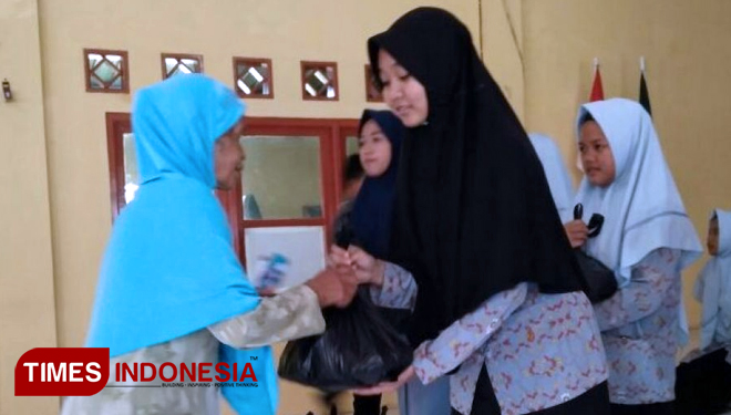 Kegiatan Bhakti Sosial (baksos) SMK Muhammadiyah Bobotsari Di Desa Serayu Larangan, Kecamatan Mrebet (FOTO: SMK Muhammadiyah Bobotsari/TIMES Indonesia)