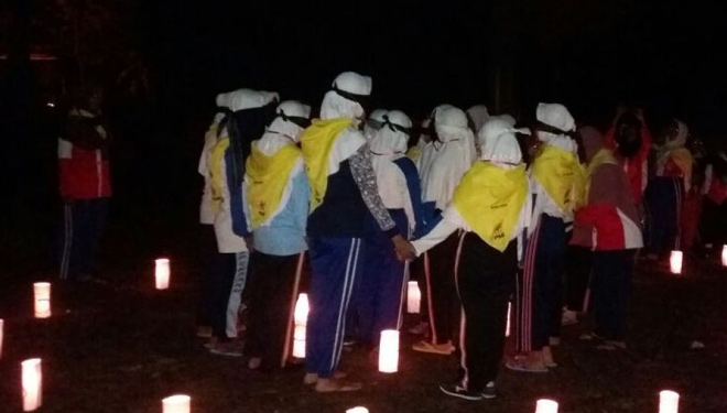 Anggota PMR Wira Aqualvera SMANIK angkatan 18 sedang dilantik oleh pembina PMR, Sabtu (14/04/2018) (FOTO: SMANIK for TimesIndonesia)