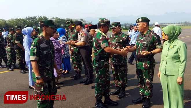 Si Raja Hutan Sambut Panglima TNI di Markas Divisi Infantri 2 Kostrad