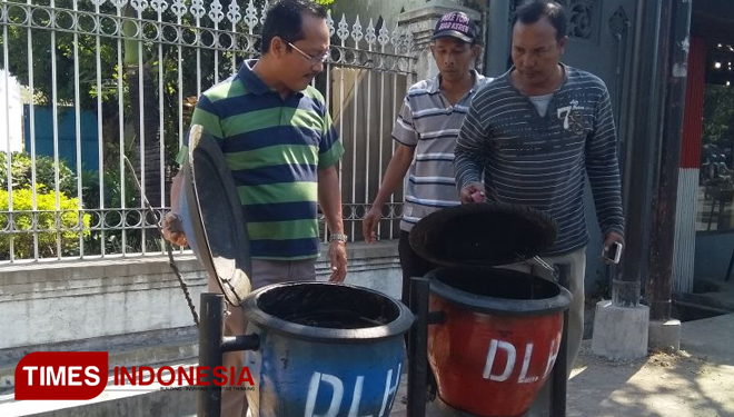 Kholil, SP. MP, Kepala Dinas Lingkugan Hidup, memimpin langsung perbaikan bak sampah di Sepanjang Jalan Protokol Kabupaten Situbondo (FOTO: Fawaid Aziz/TIMES Indonesia)