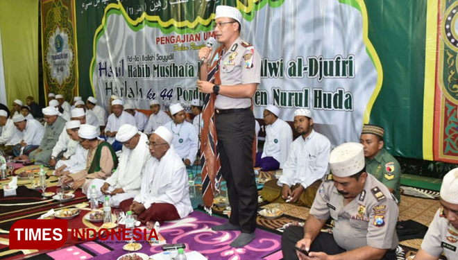 Kapolres Situbondo AKBP Awan Hariono, S.H., S.I.K, M.H. saat memperkenalkan diri kepada para Kyai dan Tokoh Agama serta masyarakat di acara Haul Habib Musthafa Al Jufri dan Harlah ke-44 Pondok Pesantren Nurul (FOTO: for Humas Polres Situbondo)