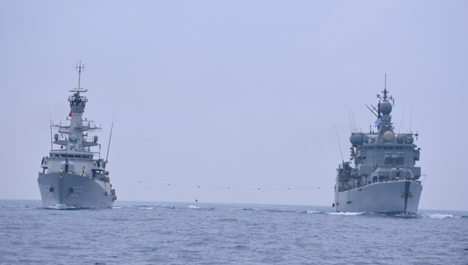 KRI Usman Harun-359 (kiri) dan HS Themistokles-F465 tengah menjalani latihan bersama di Laut Mediterania, pada Minggu (29/4/2018) kemarin (FOTO: Istimewa)