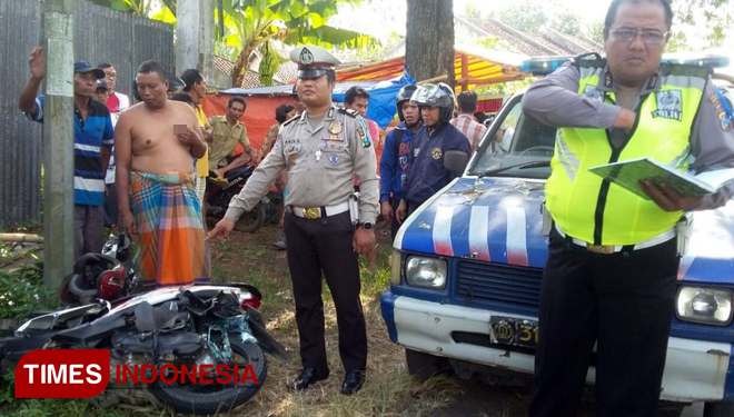 Polisi saat mendatangi lokasi kejadian di Jalan raya Kembiritan, Dusun Temurejo, Desa Kembiritan, Kecamatan Genteng. (FOTO: Erwin Wahyudi / TIMES Indonesia)