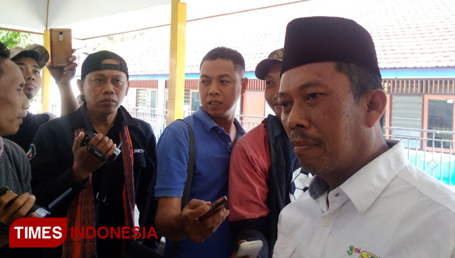 Anggota DPRD Gresik Fraksi PAN, Mustajab wawancara bersama awak media usai melayat ke kediaman korban (FOTO : Akmal/TIMES Indonesia).