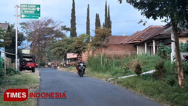 Jalan menuju kawasan Bromo  yang disurvey Konsultan Kementrian PU akan akan silebarkan menjadi sembilan meter.(FOTO: Widodo irianto/TIMES Indonesia)