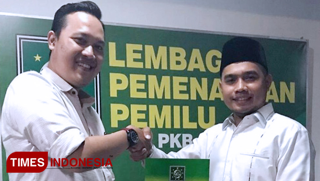 Muhammad Rosul bersama Sekretaris LPP DPW PKB Afifuddin ketika mengmbalikan formulir pendaftaran Calon Legislatif. Rabu.2/5/2018 (FOTO: Nasrullah/TIMESIndonesia)