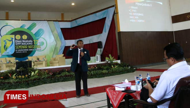 Kabag BAAK STPP Malang, Dr Ir Suhirmanto MSi, menjelaskan tentang aplikasi SI MIA Cerdas, Selasa (2/5/2018) di aula Sasana Giri Sabha STPP Malang. (FOTO: Humas STPP Malang for TIMES Indonesia)