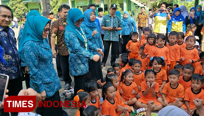 Hardiknas 2018, Istri Rendra Termasuk Salah Satu Penerima Penghargaan