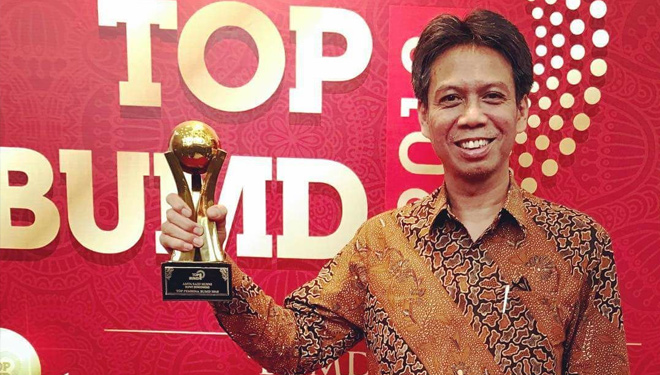 Bupati Bondowoso, Amin Said Husni saat menerima penghargaan. (FOTO: Istimewa)