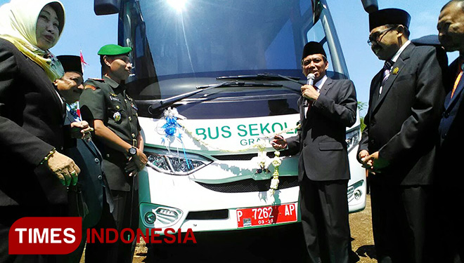 Amin Said Husni, Saat memotong tabunga dalam launching bus sekolah gratis (FOTO: MOh. Bahri/TIMES Indonesia(