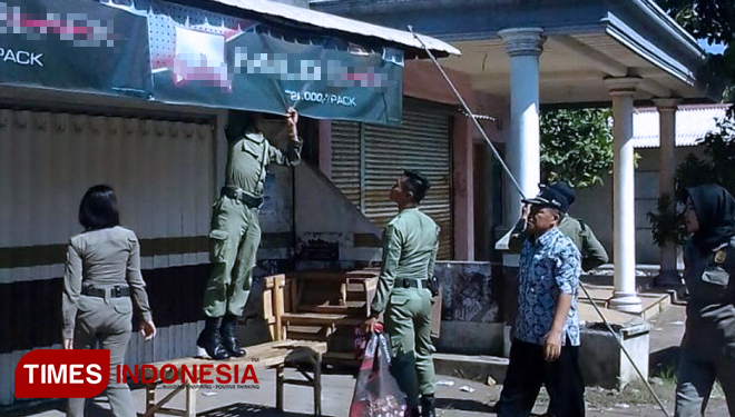 Banner Iklan Rokok Menjamur, Satpol PP Kecamatan Genteng Turun Tangan