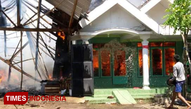 Rumah pasutri Fajar dan Duluan, saat dilahap api. (FOTO: istimewa)
