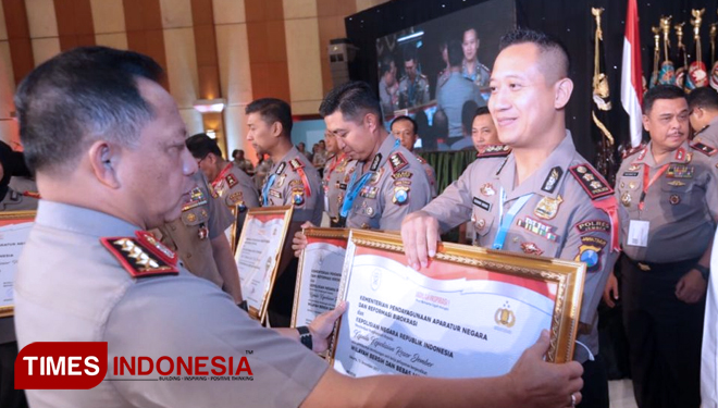 Kapolri Jenderal Pol Tito Karnavian (kanan) saat memberikan penghargaan predikat WBBM kepada Kapolres Jember AKBP Kusworo Wibowo di Gedung PTIK, Jakarta. (FOTO: Kusworo Wibowo for TIMES Indonesia)