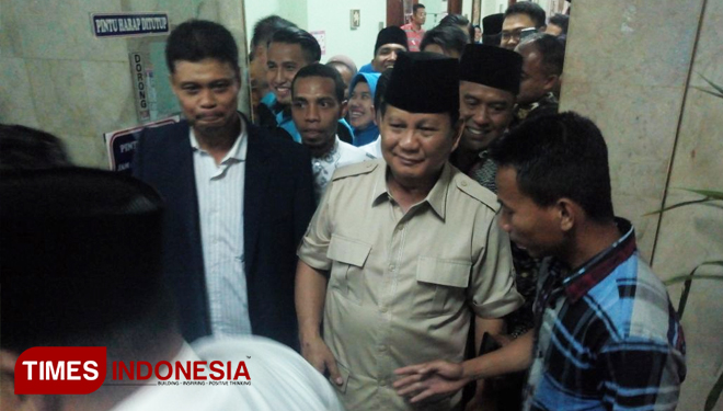 Prabowo Subianto saat meninggalkan RS Delta Sidoarjo (FOTO: Rudi/TIMES Indonesia)