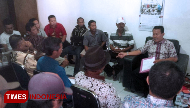 Jadi Korban Pungli, Puluhan Warga Watukebo Banyuwangi Mengadu ke Camat