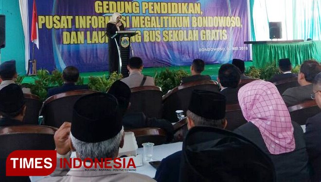 Hj Endang Hardianti saat sambutan diacara peresmian Gedung pendidikan Informasi Megalitikum dan Launching Bus Sekolah Gratis. (FOTO: Bahrul/TIMES Indonesia)
