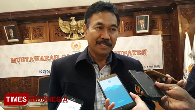 Ketua KONI Kabupaten Lamongan periode 2018-2022, Janadi, memberikan pernyataan ke media di Pendopo Lokatantra, Jumat, (4/5/2018). (FOTO: Ardiyanto/TIMES Indonesia)