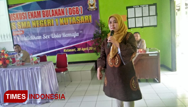 Psikolog Dwi Purwati sedang memberikan materi pendidikan sexs kepada peserta diskusi. Senin(01/05/2018) (FOTO: Osis Smanik for TIMES Indonesia)