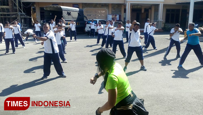 Puluhan Polisi Polres Jember Semangat Ikuti Program Pengendalian Berat Badan