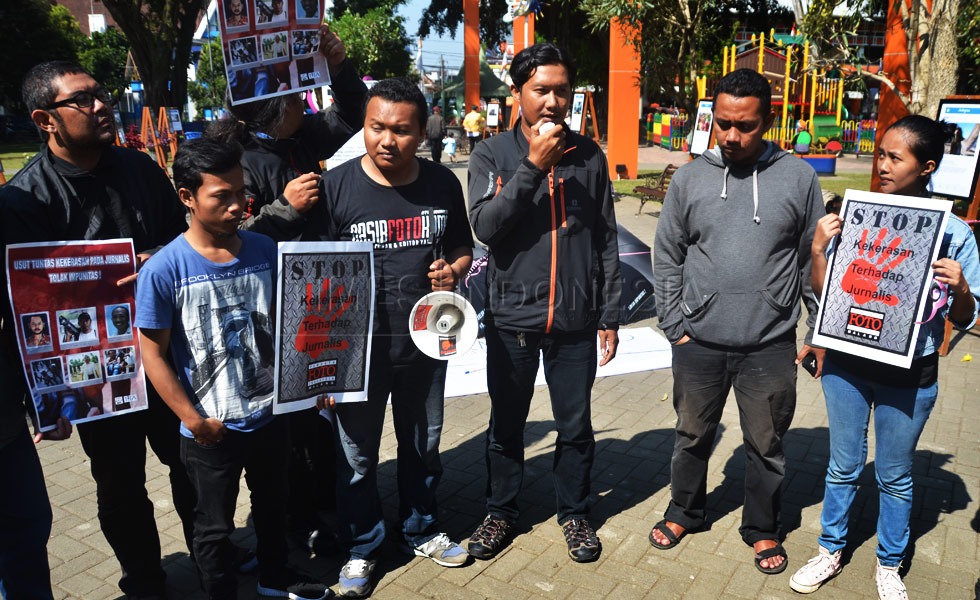 Hayu Yudha P Ketua PFI Malang saat melakukan orasi dan sekaligus membuka pameran foto bertema 
