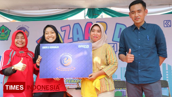 Ceremony penyerahan bantuan E-kantin sekaligus penandatangan kerjasama SMPN 5 Sidoarjo dengan BRI, Jumat (4/5/2018).(FOTO : Lely Yuana/ TIMES Indonesia)