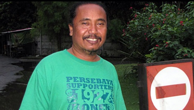 Abah Imron, dedengkot bonek lawas, yang juga pencipta lagu