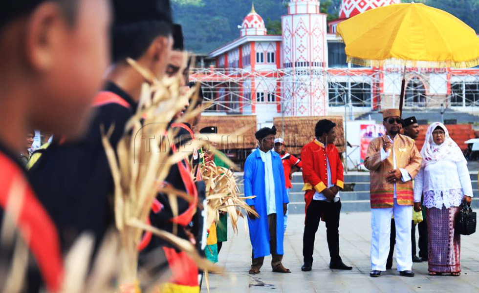 Sultan Jailolo Ahmad Abdullah Harianto Sjah memimpin ritual sebelum rombongan menaiki perahu kora-kora untuk digunakan ritual sigofi ngolo (bersih lait). (FOTO : Derry Indra Lantika)