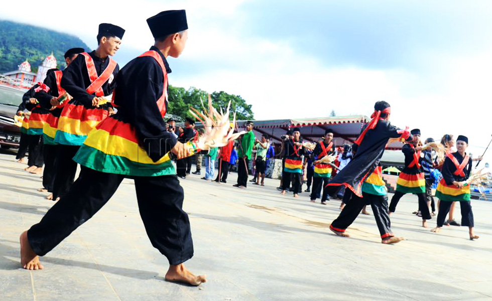 Sejumlah penari membawakan tarian soya-soya untuk mengiringi kedatangan Sultan Jailolo Ahmad Abdullah Harianto Sjah di area FTJ. (FOTO : Derry Indra Lantika)