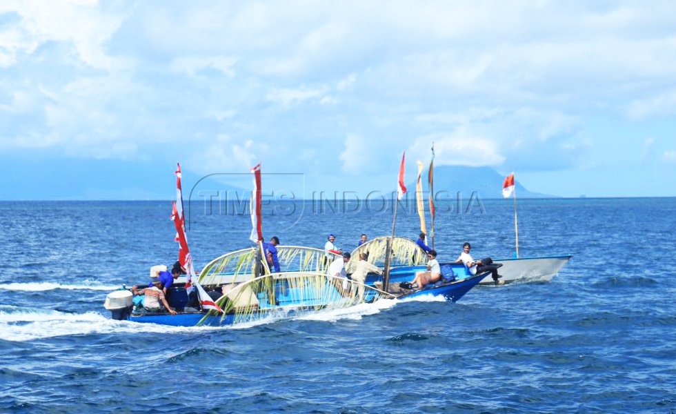 Kapal kora-kora menuju ke pulau Babua dikawal dengan kapal kasultanan Jailolo (Foto: Derry Indra Lantika)