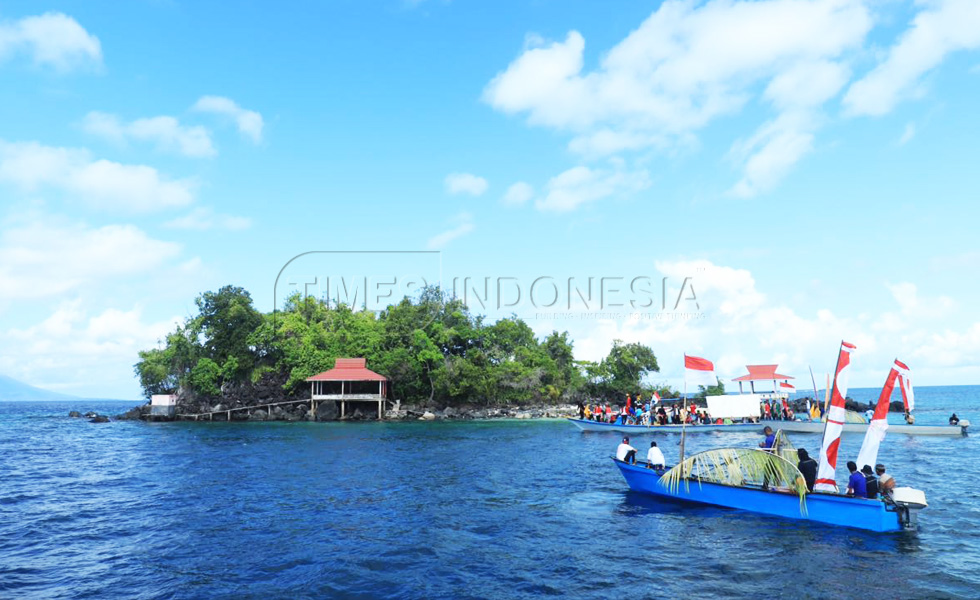 Kapal kora-kora melakukan ritual doa dan tabur bunga dengan mengelilingi pulau Babua sebanyak tiga kali. (Foto: Derry Indra Lantika)