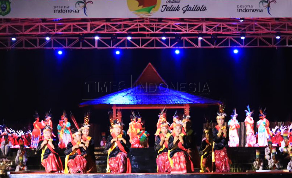 Pagelaran tarian kolosal, Sasadu on the sea, cry Jailolo dan Balabala malampuncak FTJ. (FOTO : Derry Indra Lantika)