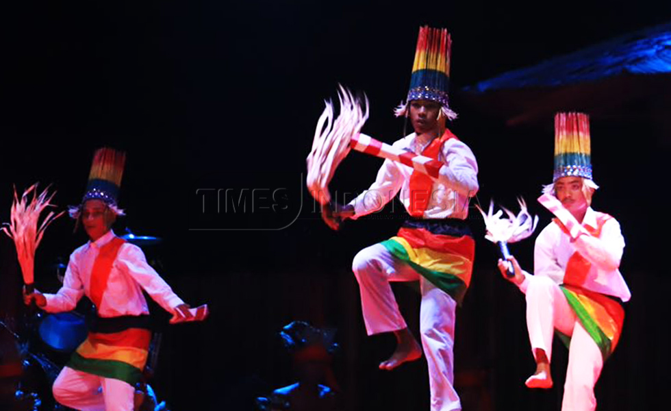 Pagelaran tarian kolosal, Sasadu on the sea, cry Jailolo dan Balabala malampuncak FTJ. (FOTO : Derry Indra Lantika)