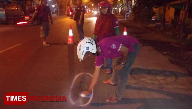 Peduli Keselamatan, Komunitas ILKP Tandai Jalan Berlubang dengan Cat Putih