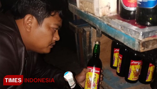 Polisi Sita Puluhan Miras dari Toko Klontong di Pasar Genteng