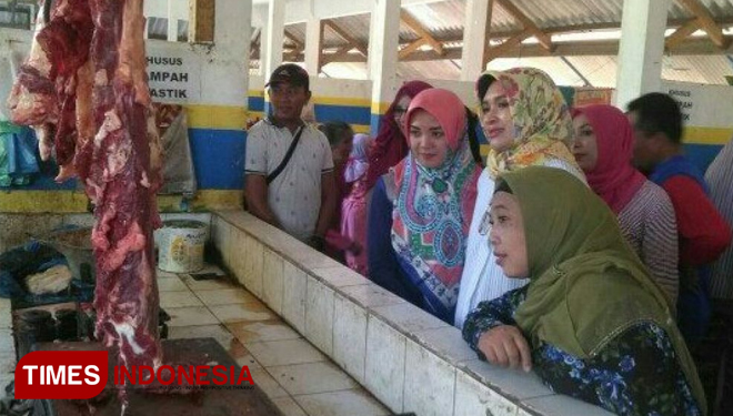 Tantriana Sari (tengah berbaju putih) saat berkunjung ke Pasar Maron (FOTO: Dok. TIMES Indonesia)