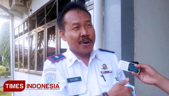 Kepada Dinas Perhubungan Sumenep, Sustono. (FOTO:Ach. Qusyairi Nurullah/ TIMES Indonesia)