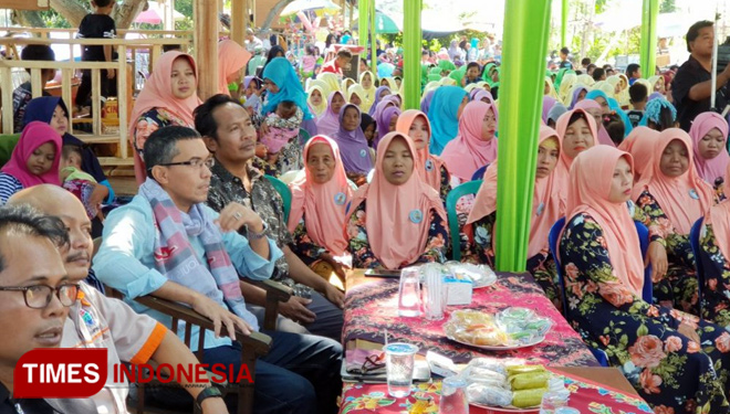 Mahdi (berselendang) saat menghadiri peresmian rumah pintar di Desa Branj Kulon, Probolinggo (FOTO: Kang Dolex for TIMES Indonesia)