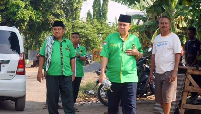 Ketua DPC PPP Kabupaten Probolinggo, Salim Qurays (tengah) (FOTO: Istimewa)