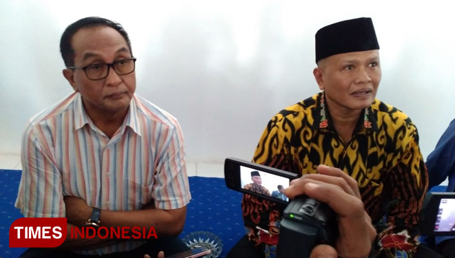Tim Advokasi DPC PDIP Kabupaten Probolinggo, Suhud (kanan), bersama politisi NasDem, Rifa'i (FOTO: Iqbal/TIMES Indonesia)