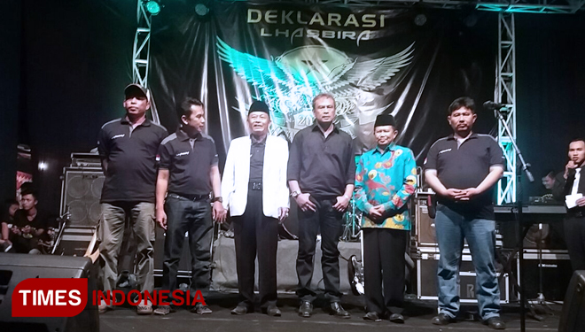 Ketua Lhasbira Erfan Yudi Cahyono saat membacakan deklarasi, Selasa (8/5/2018). (FOTO: Bahrullah/ TIMES Indonesia)