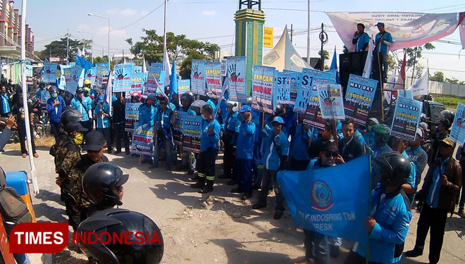 Ratusan buruh saat melakukan unjuk rasa di depan kantor ULP Imigrasi Gresik (FOTO : Akmal/TIMES Indonesia).
