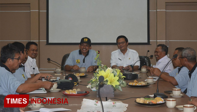 Rombongan Pemkab Lumajang yang belajar tata kelola HIPPA ke Bondowoso saat diterima langsung Sekdis PUPR Bondowoso Dadan Kurniawan. (FOTO: Moh Bahri/TIMES Indonesia)