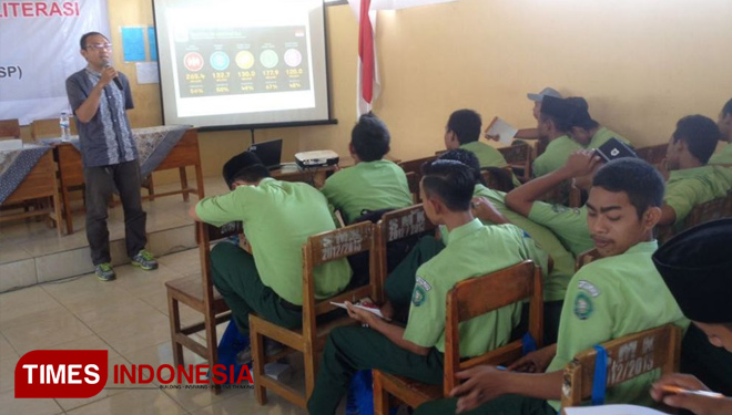 Dion Fajar Arianto, jurnalis Trans Media sekaligus Sekretaris Ronggolawe Press Solidarity (RPS) saat memberikan materi Workshop Literasi Digital di SMK Mambaul Futuh Jenu, Kamis (10/05/2018) (FOTO: Safuwan TIMESIndonesia)