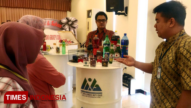 Presdir PT Molindo Raya Industrial, Aref Goenadibrata menjelaskan tentang bagaimana limbah cair ethanol jadi energi listrik. (FOTO: Istimewa)