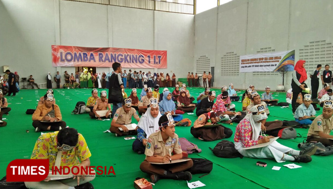 Ratusan siswa SMP sederajat di Lamongan mengikuti Lomba Rangking 1 di di GOR Dinas Pendidikan (Disdik) Lamongan, Sabtu, (12/5/2018). (FOTO: Ardiyanto/TIMES Indonesia)