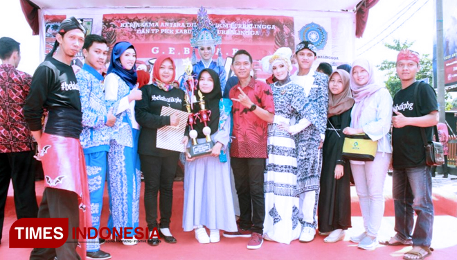 Suharti (tengah-berkaus hitam) berdampingan dengan Siswanti (memegang Piala) didampingi sejumlah pembatik serta para peraga busana Mustika Gua Lawa berfoto usai mengikuti Gebyar Batik 2018 (FOTO: Sinnangga Angga/TIMES Indonesia)