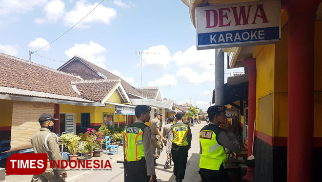 Petugas gabungan Polres Malang dan Satpol PP ketika melakukan rasia di losmen di Karangkates dan eks lokalisasi Suko Kromengan.(FOTO: Istimewa)