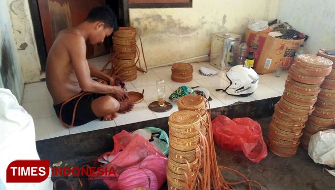 Pawardi pengerajin tas bulat bahan Ate dan Rotan, saat ditemui di indekosnya. Jalan Gumitir, Tohpati, Denpasar, Bali. Sabtu (12/5/2018). (FOTO Khadafi/TIMES Indonesia)