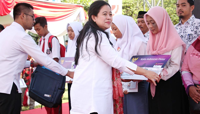 Menko PMK Bagikan KIP, PKH dan Bantuan Non-Tunai di Kota Malang